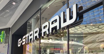 Quand la précision rencontre le style : La façade de G-STAR RAW a été façonnée grâce à la technologie de découpe au jet d'eau.